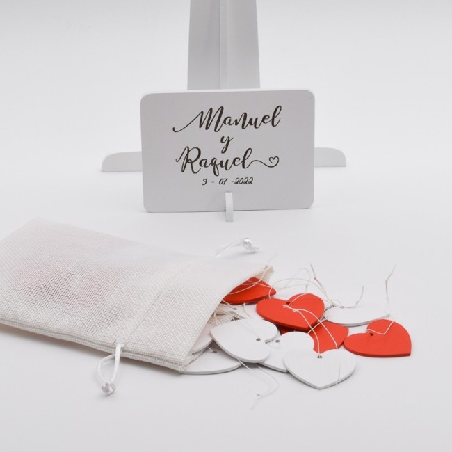 Detalle decorativo con corazones para mensajes de invitados