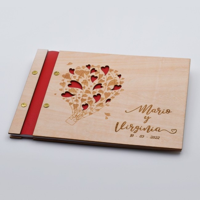 Detalle de nombres y fecha grabados en libro de boda