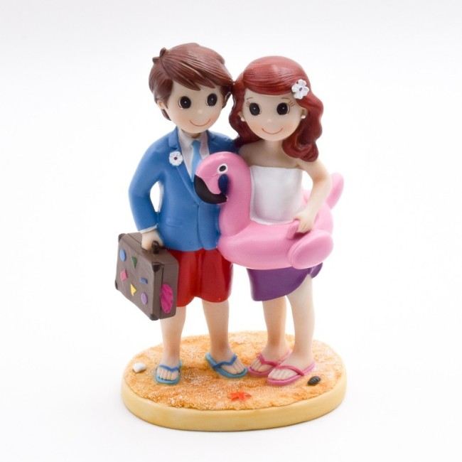 Figura para tarta novios en la playa con flotador y maleta