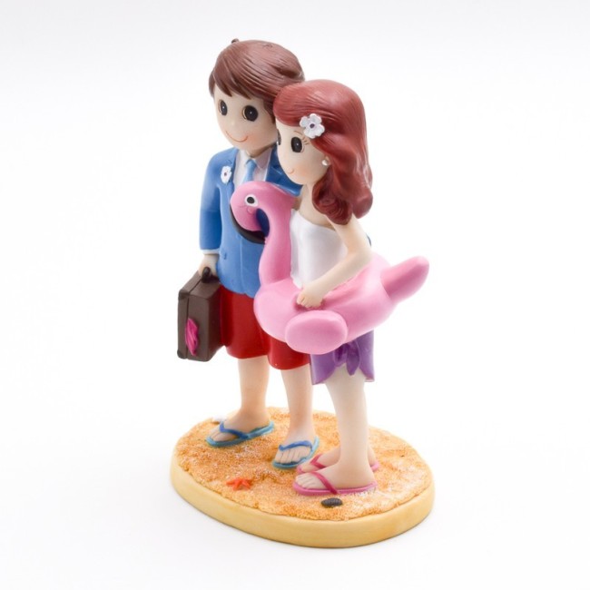 Figura tarta novios en la playa con flotador y maleta