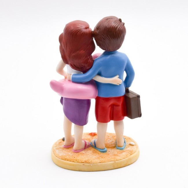 Figura tarta novios en la playa con flotador y maleta