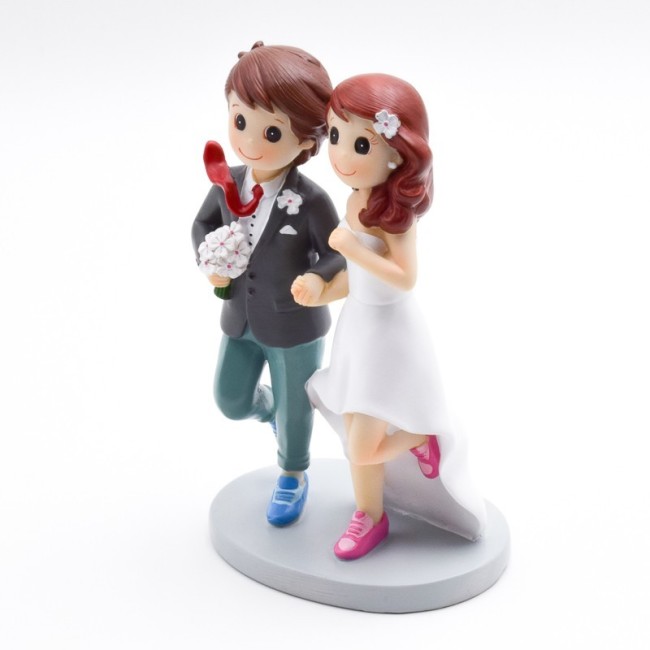 Figura tarta novios runners con zapatillas deportivas