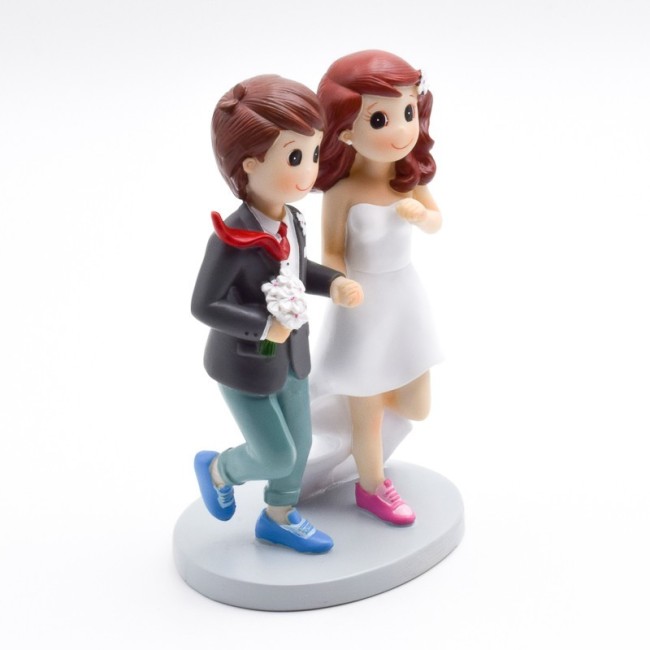 Figura tarta novios runners con zapatillas deportivas