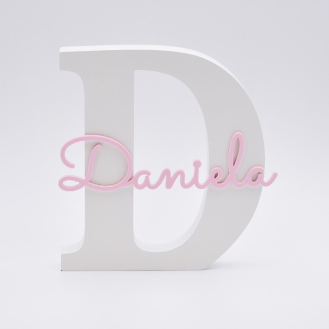 Letra bautizo inicial madera blanca con nombre en metacrilato rosa