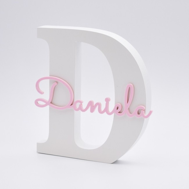 Letra bautizo inicial madera blanca con nombre en metacrilato rosa