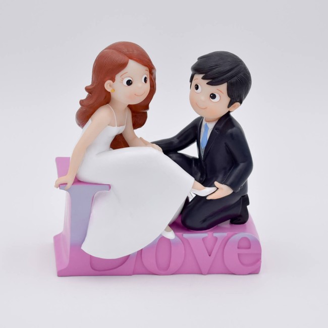 Figura para tarta novios con zapato y base "Love" rosa