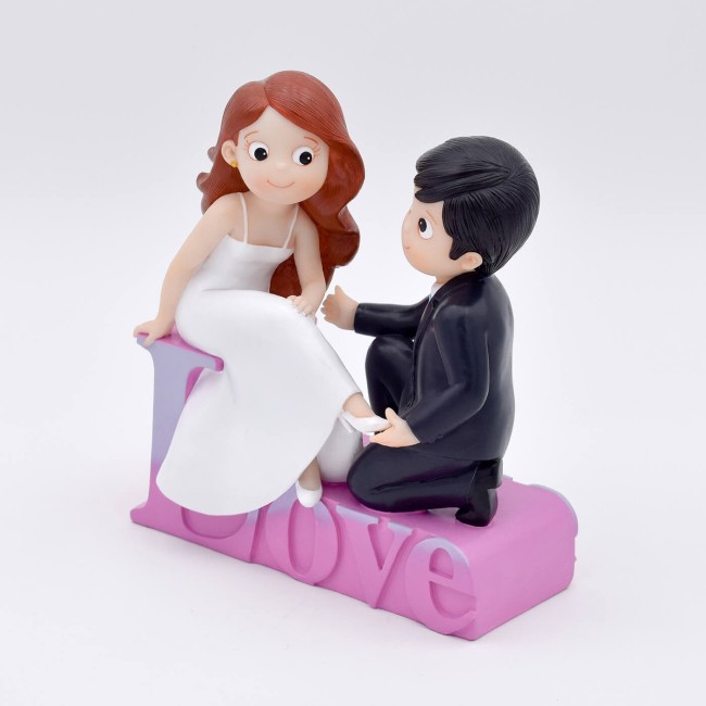 Figura tarta novios “Love” con zapato y base rosa