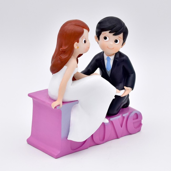 Figura tarta novios “Love” con zapato y base rosa