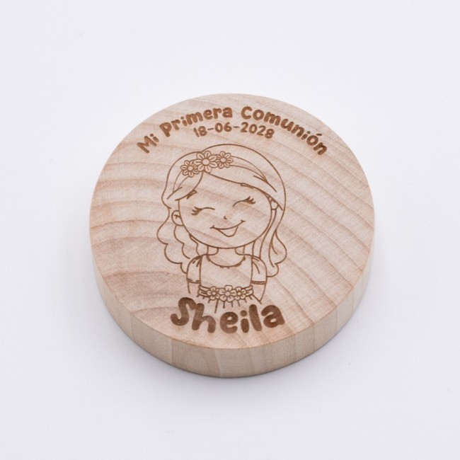 Abrebotellas de madera personalizado con niña sonriendo