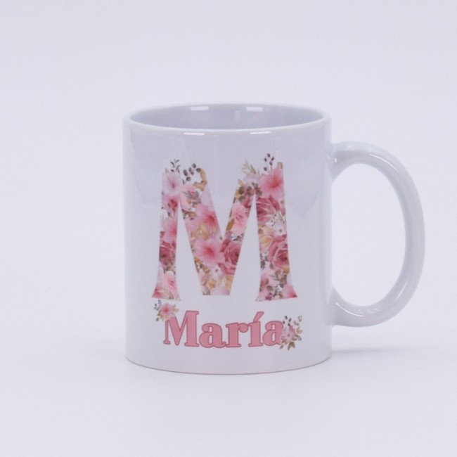 Taza personalizada con inicial floral y nombre en rosa