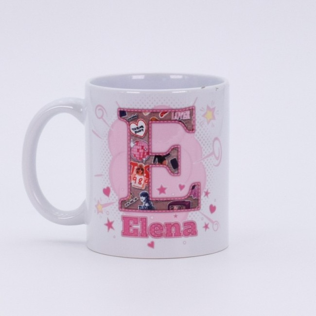 Inicial con estampado de corazones y estrellas en rosa