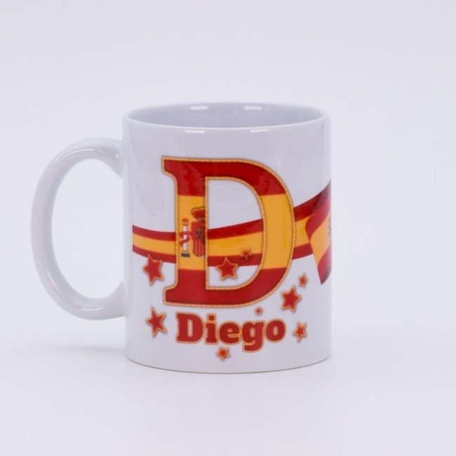 Nombre en rojo con estrellas decorativas en taza