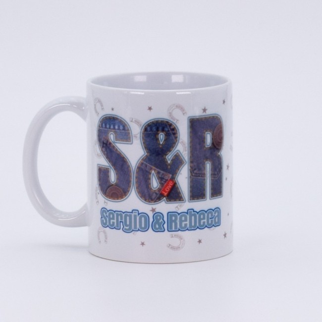 Detalle de estampado jeans y nombres impresos en las tazas
