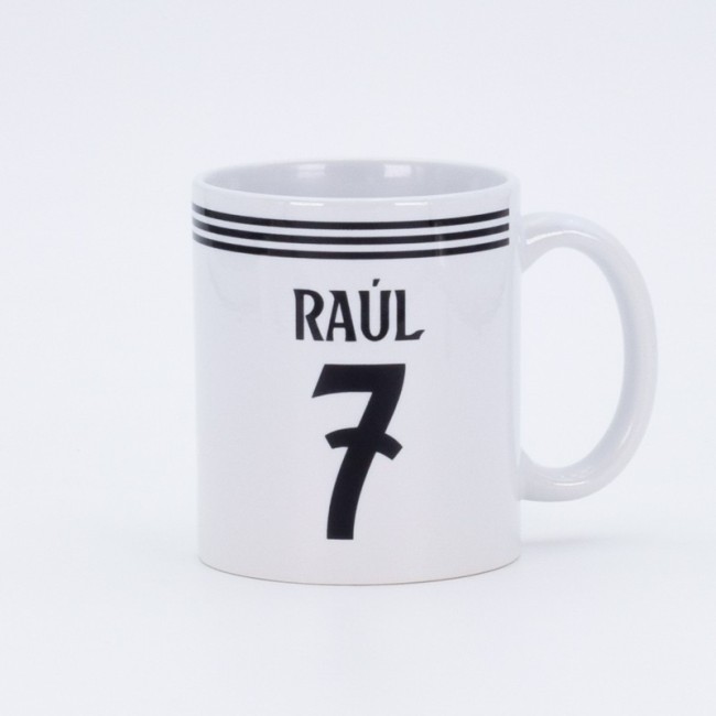 Nombre y número en azul oscuro sobre taza