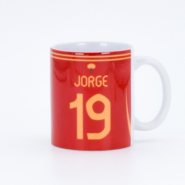 Detalle del nombre y número en amarillo