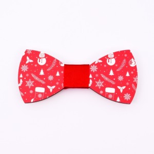 Pajarita de madera con copos de nieve y muñeco de nieve