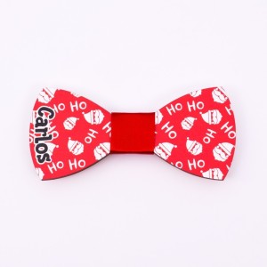 Pajarita de madera con nombre grabado y diseño navideño de Papá Noel