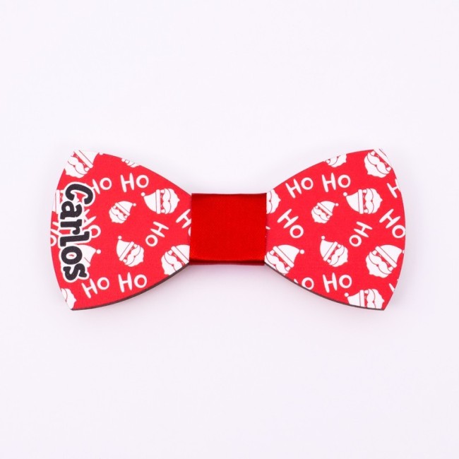 Pajarita de madera con nombre grabado y diseño navideño de Papá Noel