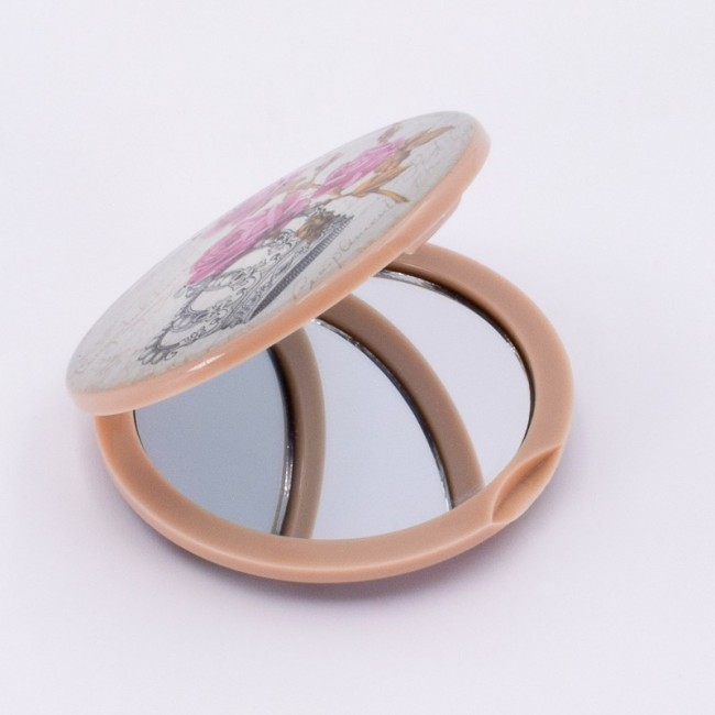 Detalle de espejo personalizado con nombre, fecha y homenajeados