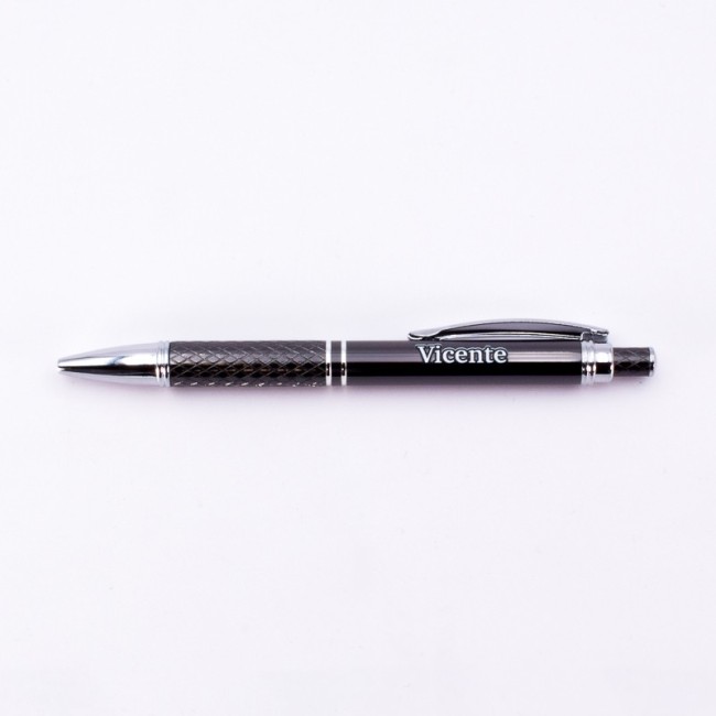 Detalle del grabado en el bolígrafo gris de aluminio