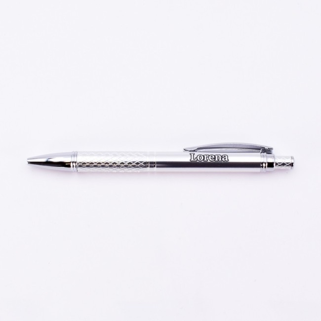 Detalle del grabado en el bolígrafo plata de aluminio