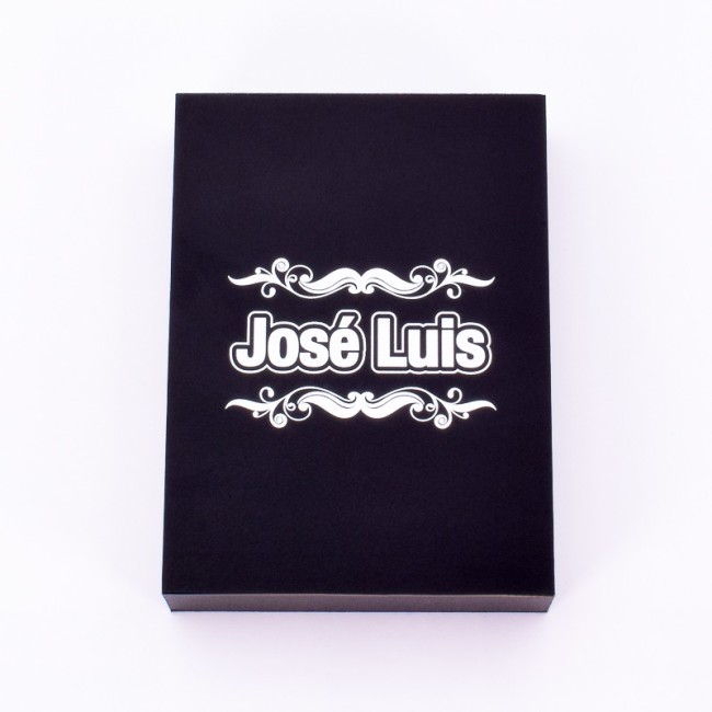 Caja de madera negra con nombre en blanco y greca decorativa