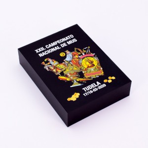 Caja de madera con ilustraciones de baraja española y texto personalizado