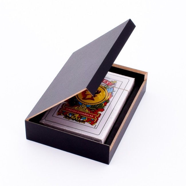 Detalle de caja con decoración de figuras y palos de la baraja española