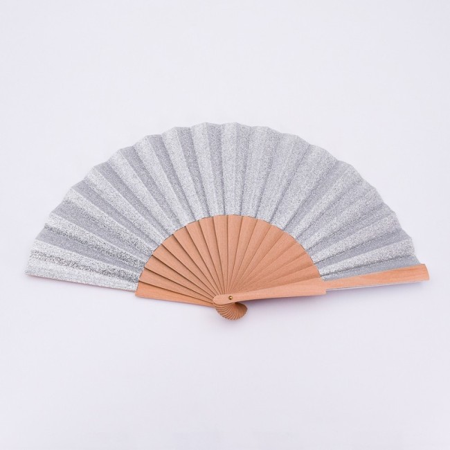 Abanico plateado abierto