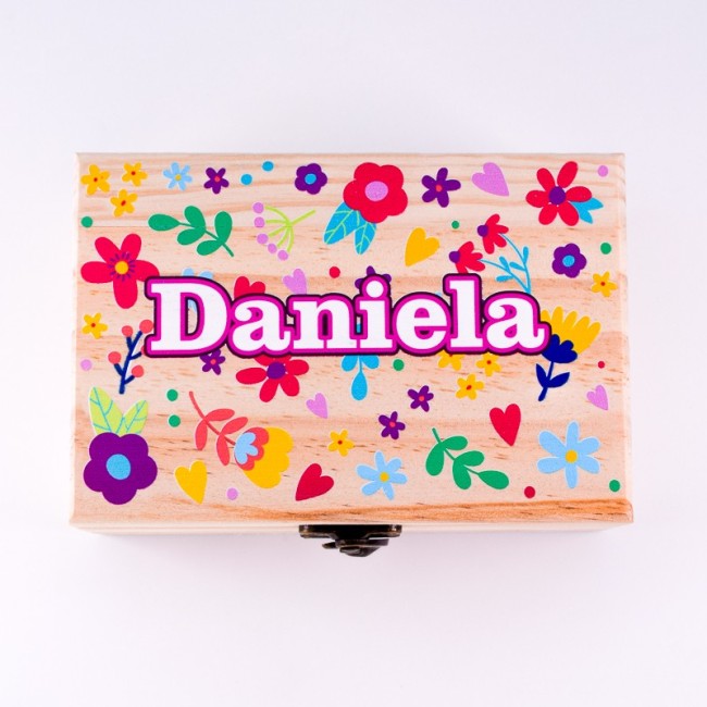 Caja de madera personalizada con diseño colorido de corazones y flores
