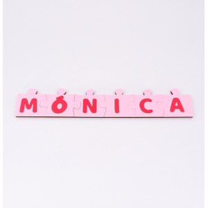 Nombre decorativo en piezas de puzzle rosa para habitación de bebé