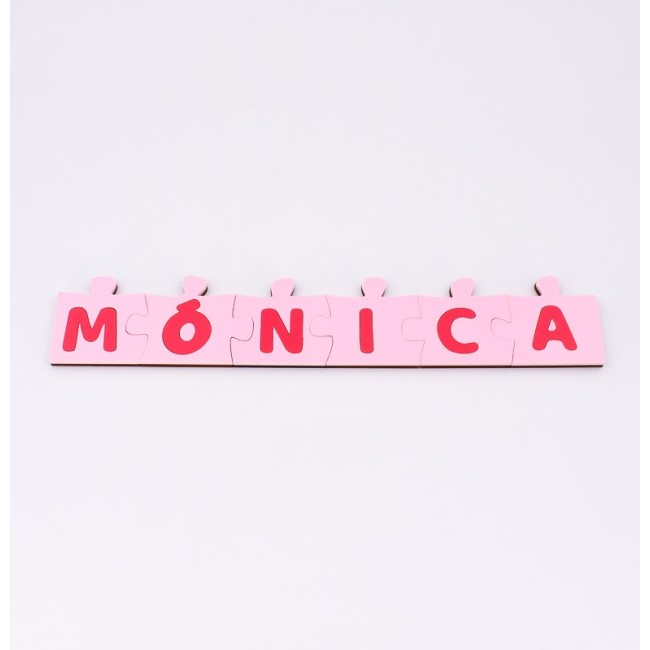 Nombre decorativo en piezas de puzzle rosa para habitación de bebé