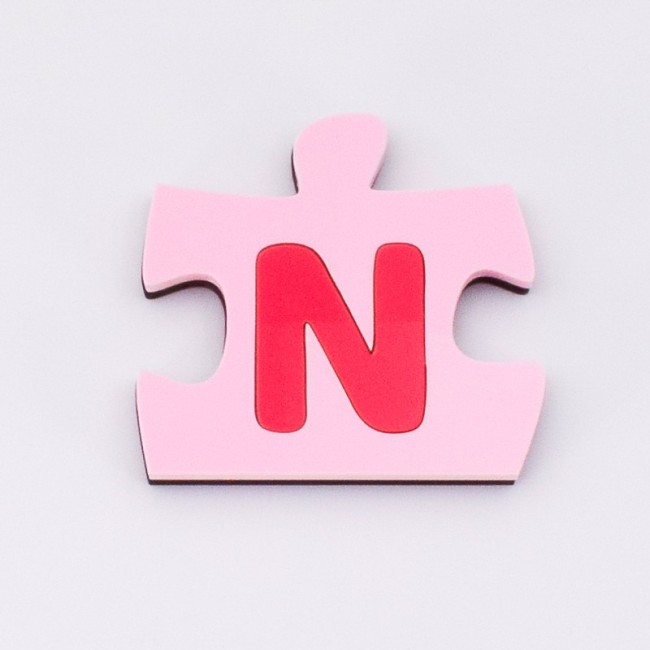 Detalle de letra en pieza puzzle color rosa