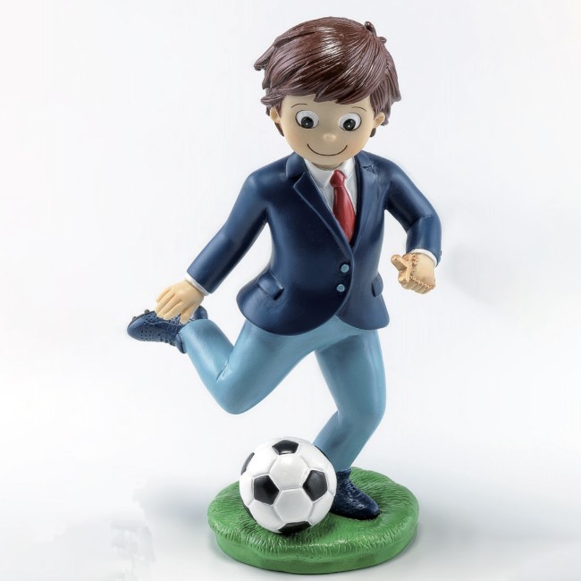Figura niño comunión fútbol sobre césped