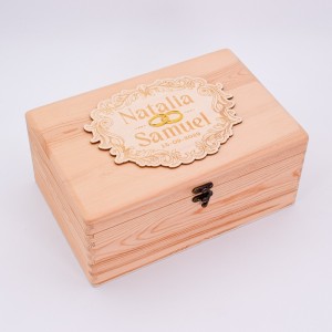 Baúl vintage personalizado con los nombres de los novios